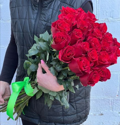"Севилья"- букет из красных роз с доставкой по городу по Томску